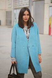 Abrigo azul pastel y Nike Air Max