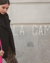 Pantalones de leopardo y bolso rosa