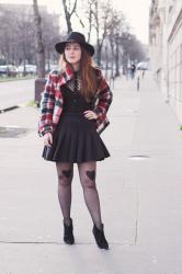 En Rouge et Noir – Elodie in Paris