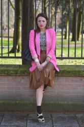 Blazer rosa e maglia fiorita