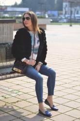 Jeans skinny strappati e loafers