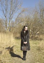 Sparkling blouse and faux fur collar for a sunny day