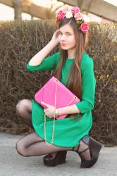 Zielona sukienka, różowa torebka, koturny i opaska z róż