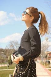 LOOK CON COLETA,  SHORTS DE LUNARES Y GAFAS ESPEJO