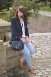 Con boyfriend jeans y blazer