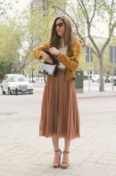 tablas, crop top y trench corta