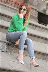 Look gris combinado con verde