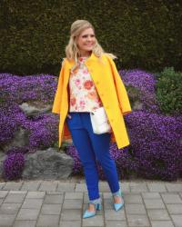 Colorful modern Office Look: mandarine pické coat with cobalt blue trousers 