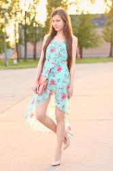 Miętowa długa sukienka w kwiaty, różowa kopertówka i cieliste szpilki