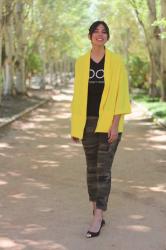 Look con kimono amarillo y pantalones de camuflaje