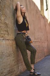 Outfit fashion con pantaloni a pois