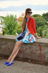 Poppies: un vestito con papaveri rossi e blu