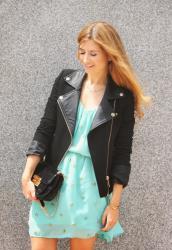 CON MI VESTIDO AGUAMARINA Y BIKER NEGRA