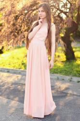 Długa różowa sukienka odkrywająca plecy