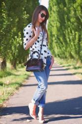 Camicia a pois e jeans per un look semplice ma chic