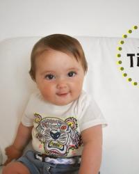 My Baby Tiger: un outfit per bambini con t-shirt di kenzo, pantaloncini di jeans e converse rosa