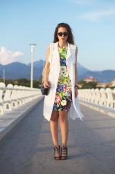 Vestito a fiori ed un gilet-trench so chic: tramonto sul pontile del Forte dei Marmi