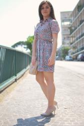 Vestito floreale con accessori nude