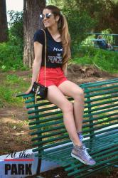 At the Park: shorts a vita alta, t-shirt e sneakers