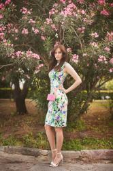 SUMMER WEDDING OUTFIT: MIDI FLORAL DRESS AND PINK CLUTCH