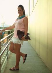 White and pink look with parrot 