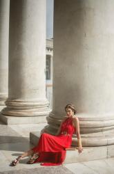 Greek Goddess: un abito lungo rosso e accessori dorati