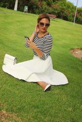 LOOK NAVY CON MIDI DE CUERO