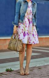 Vestito a fiori e giubbino di jeans