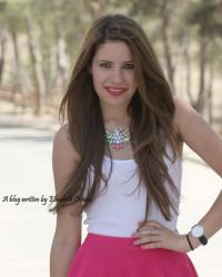Falda de vuelo rosa flúor.