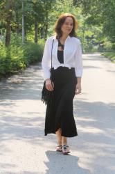 CASUAL STYLING OF A BLACK MAXI DRESS