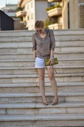 Look del giorno: short e borsa verde mela