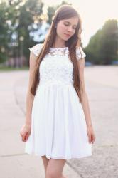 Biała koronkowa sukienka i cieliste szpilki