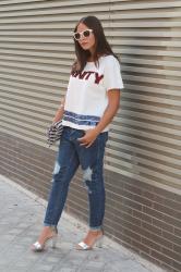 Top con lentejuelas y boyfriend jeans