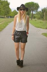 La blonde au chapeau