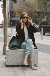 Boyfriend jeans + black jacket