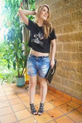 {Outfit}: Distressed Shorts and a casual tshirt