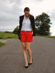 red shorts, white shirt and black accessoires 