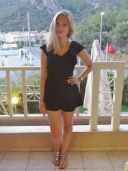 Vakantie Outfit #8 - Black Playsuit