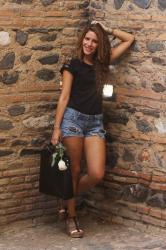 Look informal con shorts denim. 