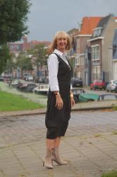 Black linnen dress with booties