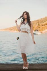 AEGEAN COAST: WHITE TWIN-SET & MULTICOLORED NECKLACE