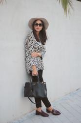 Camisa de leopardo y mocasines granates