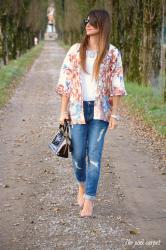 Kimono a fiori: un'alternativa vincente al blazer 
