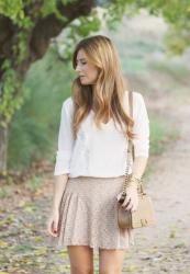 FALDA BEIGE Y BLUSA BLANCA