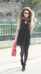 Minidress nero e capelli ondulati