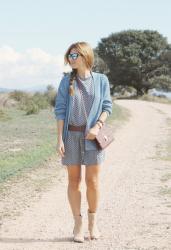 BOTINES BEIGE, LOOK EN AZUL Y GAFAS ESPEJO