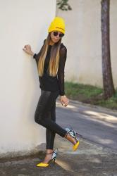 Un outfit total black illuminato da accessori gialli 