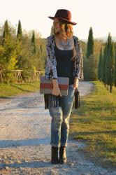 Outfit of the day: Un kimono a fiori, una borsa etnica e un tramonto che profuma di buono.