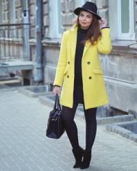 YELLOW COAT & BLACK BASE