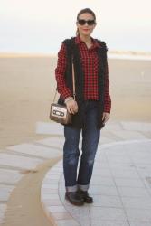80s are back: Plaid shirt, Chelsea boots